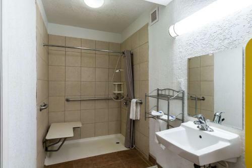 Motel 6 Uvalde