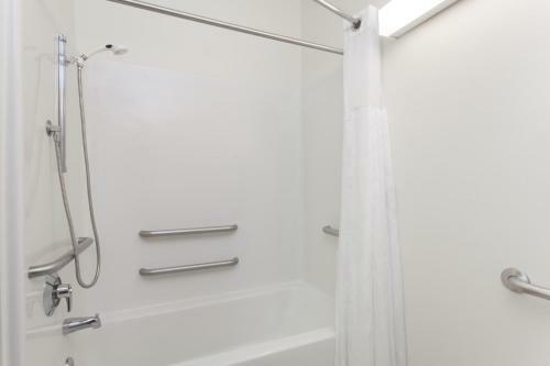 Hotel Days Inn & Suites Cambridge