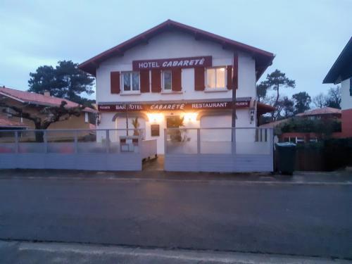 Cabaret� Hotel