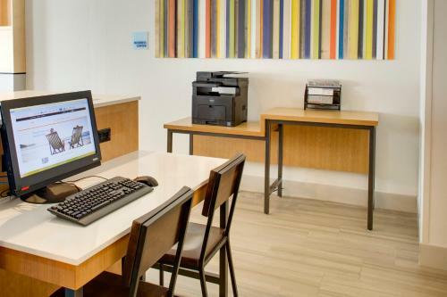 Holiday Inn Express Hotel & Suites Chickasha