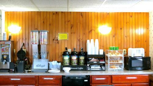 Motel Budget Host Airport Inn
