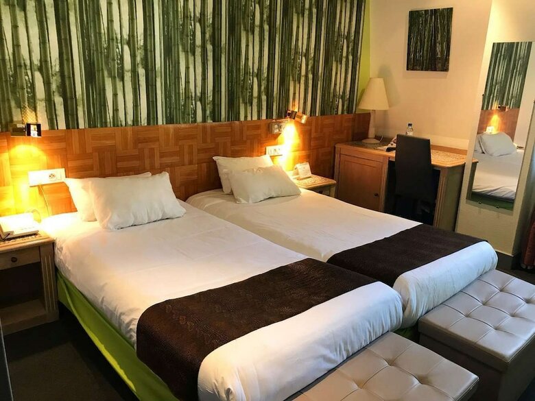 Hotel H�tel Aux Sacres