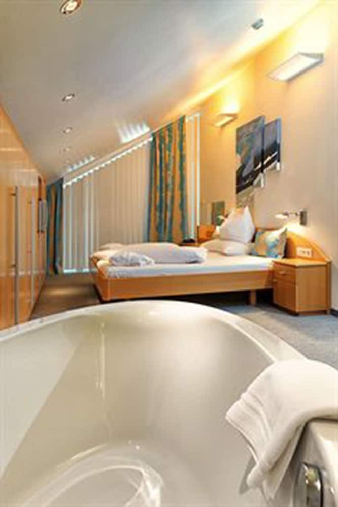 Alpenhotel ...fall In Love