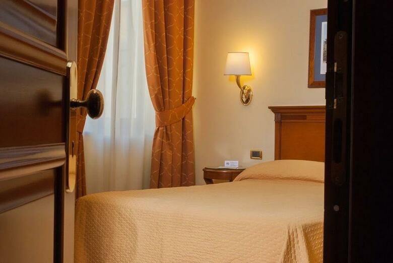 Le Chemin�e Business Hotel
