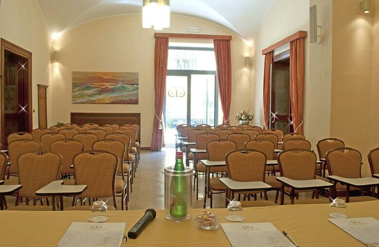 Le Chemin�e Business Hotel