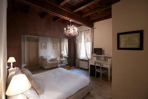 Broletto, L'hotel E La Residenza