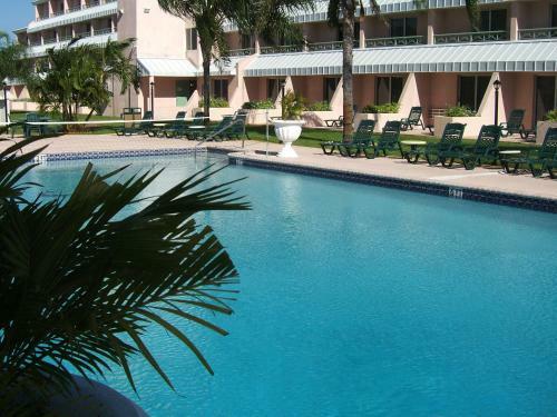 Hotel Castaways Resort And Suites