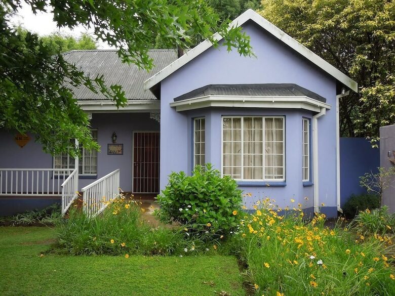 Hostal Lilac Lodge-purple House