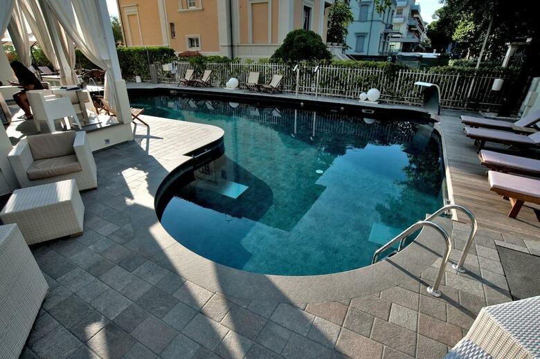 Residencia Le Rose Suite Hotel