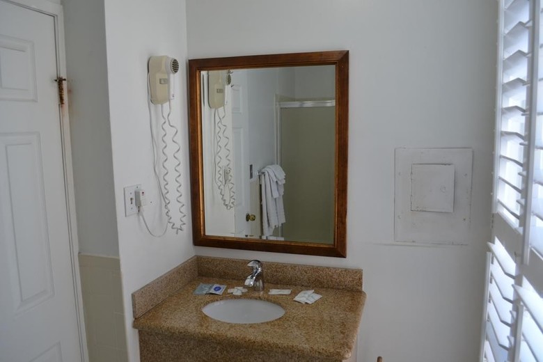 Hotel Alpha Inn And Suites