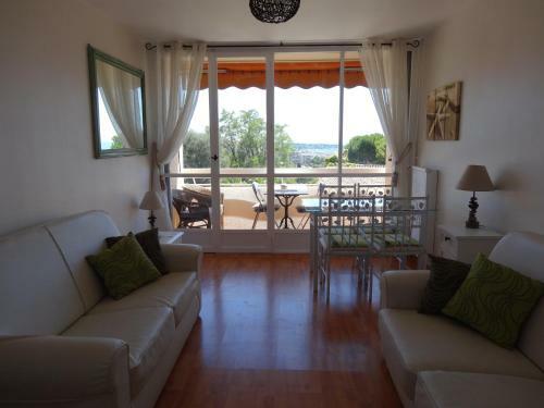 2 Bedroom Modern Apartment In Antibes With Sea View