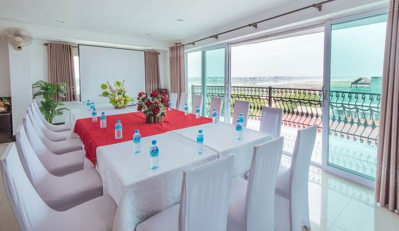 Hostal V Hotel