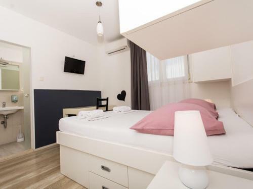 Hostal Villa White