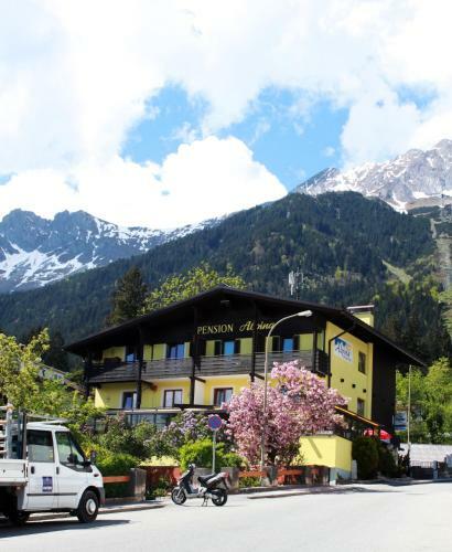 Hostal Caf� Pension Alpina
