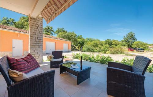 Apartment Krsan 29 With Outdoor Swimmingpool