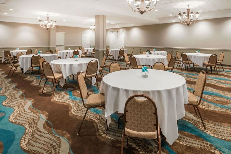 Hotel Wyndham Garden Wichita Downtown