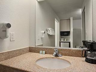 Travelodge Nags Head Beach Hotel