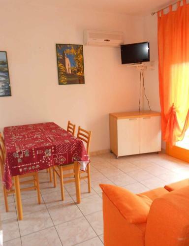 Apartment In Rosolina Mare 25002