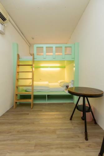 Mr Lobster?s Secret Den Design Hostel