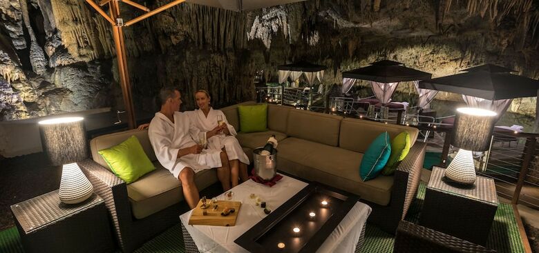 Hotel Grotto Bay Beach Resort