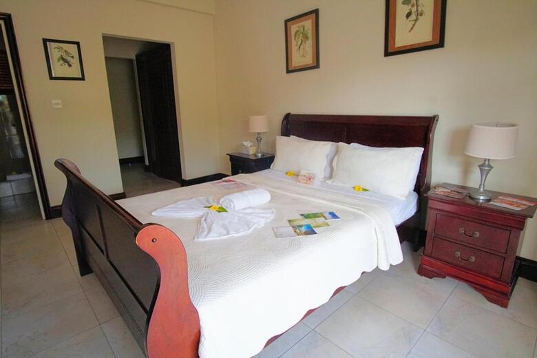 Hotel Marigot Beach Club & Dive Resort