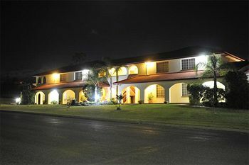 Mcnevins Warwick Motel