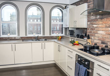 Base Serviced Apartments - Sir Thomas Street