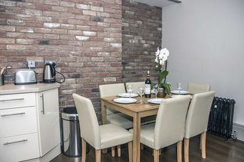 Base Serviced Apartments - Sir Thomas Street