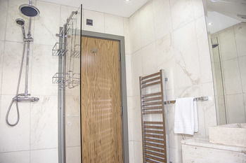 Base Serviced Apartments - Sir Thomas Street