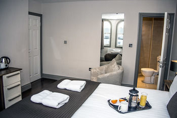 Base Serviced Apartments - Sir Thomas Street