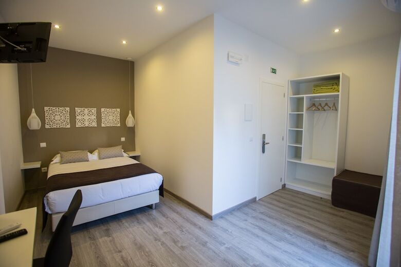 Hostal Thomar Story