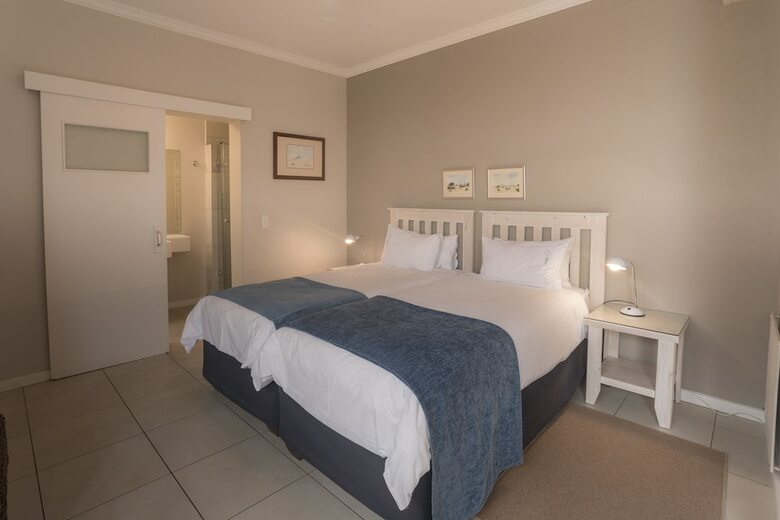 Hostal Cornerstone Guesthouse