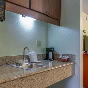 Hotel Alexis Inn & Suites