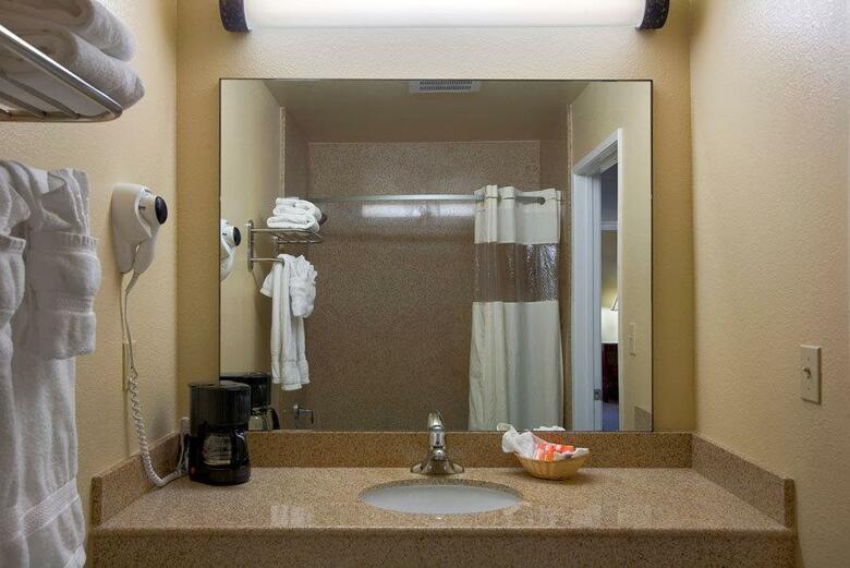 Hotel Howard Johnson Inn And Suites Reseda