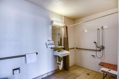 Motel 6 Stockton - Charter Way West