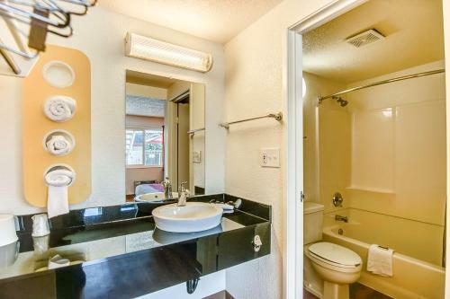 Motel 6 Stockton - Charter Way West