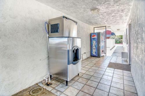 Motel 6 Stockton - Charter Way West