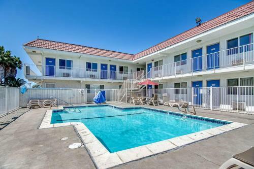 Motel 6 Stockton - Charter Way West