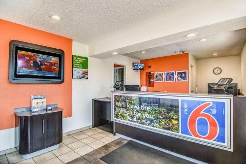 Motel 6 Stockton - Charter Way West