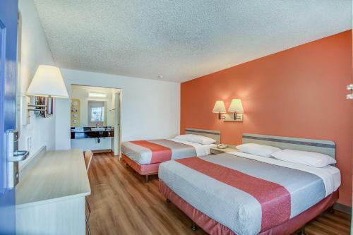 Motel 6 Stockton - Charter Way West