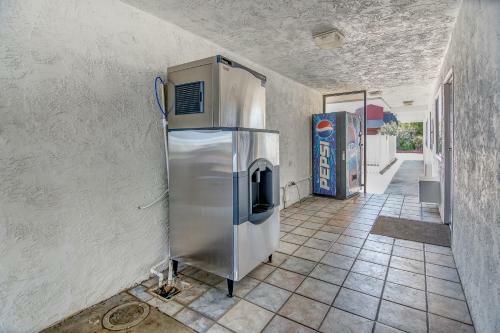 Motel 6 Stockton - Charter Way West
