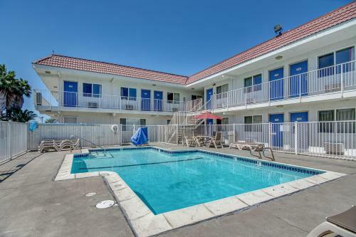 Motel 6 Stockton - Charter Way West