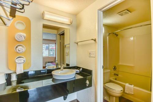 Motel 6 Stockton - Charter Way West