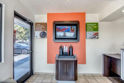 Motel 6 Stockton - Charter Way West