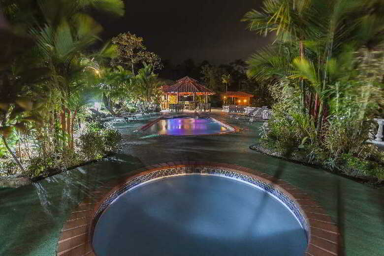 Hotel Green Lagoon Falls Park Lodge