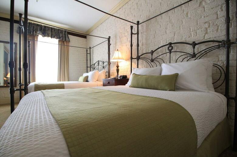 Hotel River Street Inn