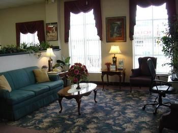 Hotel Marianna Inn & Suites