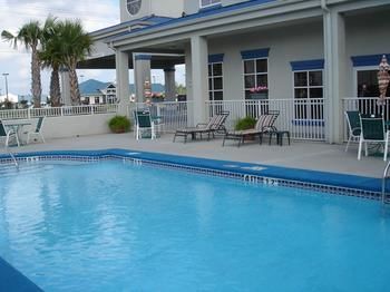 Hotel Marianna Inn & Suites