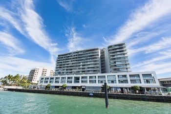 Hotel Cairns Harbour Lights