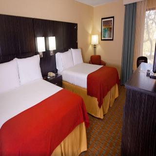 Holiday Inn Express Hotel & Suites